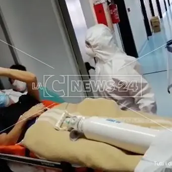 L'abbraccio in corsia e il commosso grazie dei pazienti lombardi ai sanitari del Pugliese