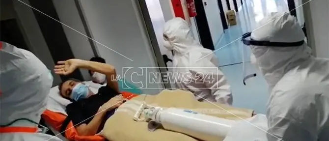 L'abbraccio in corsia e il commosso grazie dei pazienti lombardi ai sanitari del Pugliese