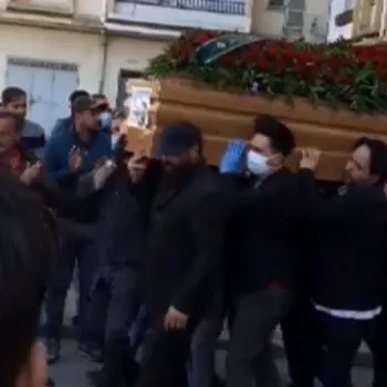 Folla al funerale, dalla quarantena per l'intero quartiere alle colpe della politica