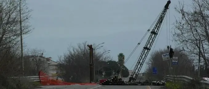 Ponte Allaro, odissea senza fine: ora manca la fornitura dei materiali