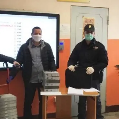 Vibo, l'Istituto Galilei invia tablet e pc agli studenti: li consegna la Polizia