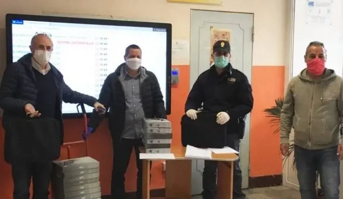 Vibo, l'Istituto Galilei invia tablet e pc agli studenti: li consegna la Polizia