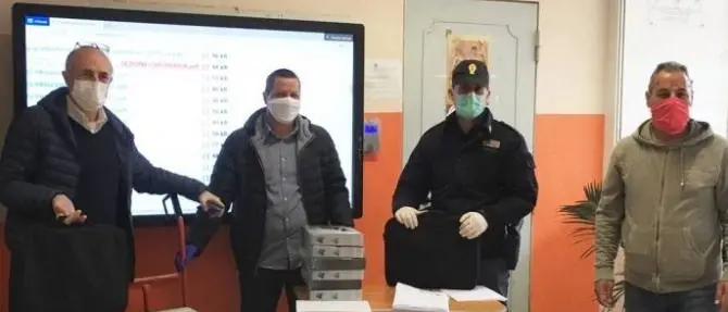 Vibo, l'Istituto Galilei invia tablet e pc agli studenti: li consegna la Polizia
