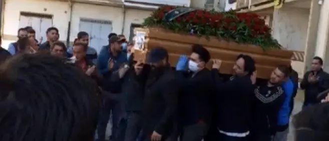 Lamezia, folla al funerale rom: «Bara presa con la forza dal carro funebre»