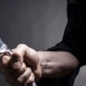 Uccide a coltellate la figlioletta di quattro anni e poi tenta il suicidio