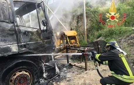 In fiamme mezzi di un'impresa nel Catanzarese, non escluso il dolo