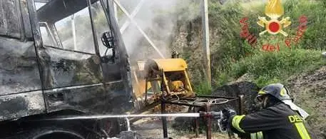 In fiamme mezzi di un'impresa nel Catanzarese, non escluso il dolo