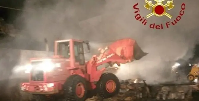 Bova Marina, si incendia camion carico di paglia: rogo domato dai pompieri