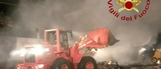 Bova Marina, si incendia camion carico di paglia: rogo domato dai pompieri