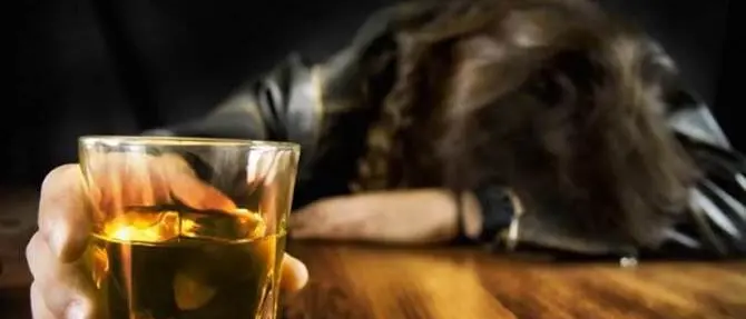 L’Iss: «Bere alcol non protegge dal coronavirus. Anzi aumenta i rischi»