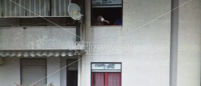 Torna in Calabria per un lutto e risulta contagiata: in quarantena l'intero condominio