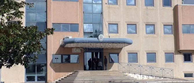 Lamezia, folla al funerale nel quartiere rom: arrivano le prime sanzioni