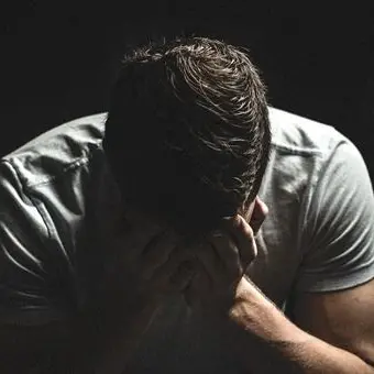 «Non ho più soldi», perde il lavoro e tenta il suicidio: salvato dalla Polizia