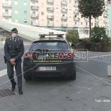 Cosenza, sequestrata la centralissima piazza Bilotti: ecco il video dei sigilli posti dalla Finanza