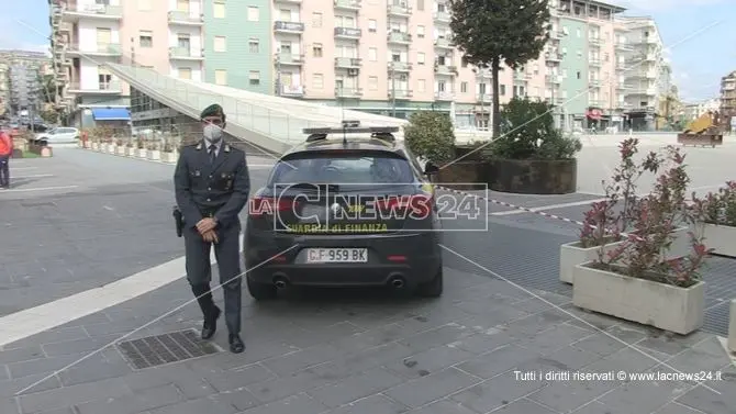 Cosenza, sequestrata la centralissima piazza Bilotti: ecco il video dei sigilli posti dalla Finanza