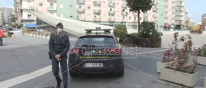 Cosenza, sequestrata la centralissima piazza Bilotti: ecco il video dei sigilli posti dalla Finanza