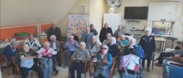 Coronavirus, il commovente messaggio degli anziani della casa di riposo di Scilla: «Andrà tutto bene»