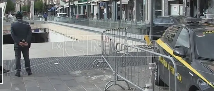 Sequestro di piazza Bilotti a Cosenza, i nomi di tutti gli indagati: c'è anche il sindaco Occhiuto