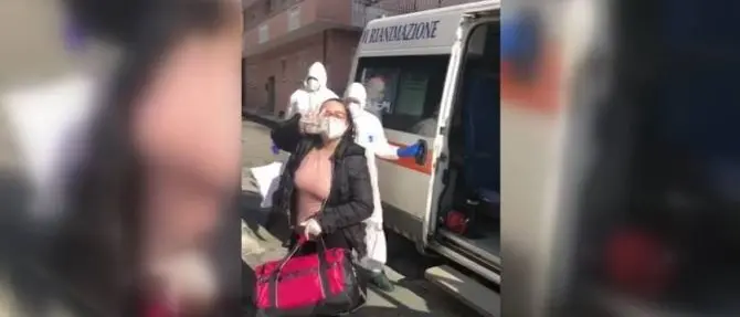 Coronavirus, nel Vibonese applausi e palloncini per il ritorno di una ragazza a casa