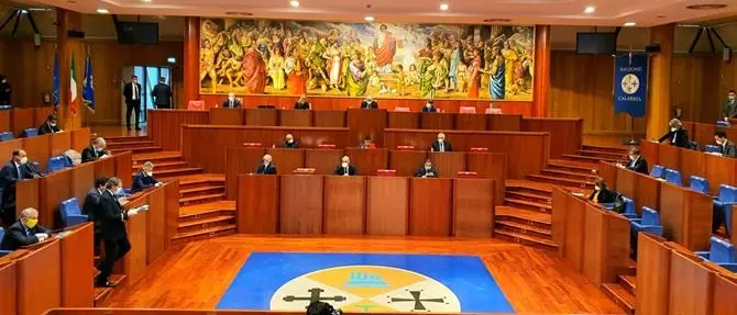 Santelli non esporrà il programma in Consiglio, l’opposizione insorge