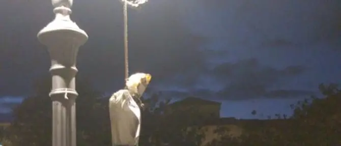 “Strangolati dalla dittatura sanitaria”, la protesta a Pizzo con un fantoccio impiccato