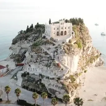 Tropea guarda al futuro: un video di speranza per ripartire al meglio