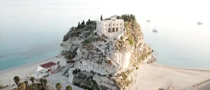 Tropea guarda al futuro: un video di speranza per ripartire al meglio