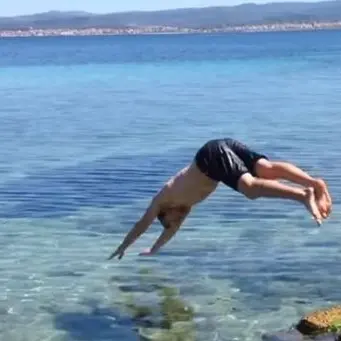 Chi abita vicino al mare può andare in spiaggia e fare il bagno ma da solo