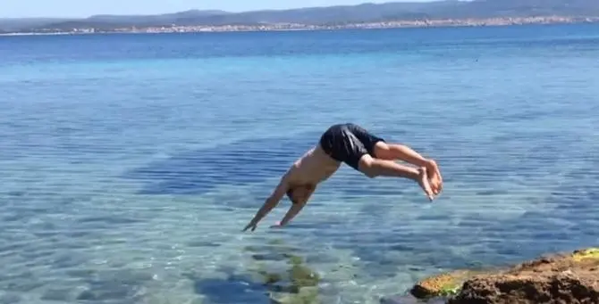 Chi abita vicino al mare può andare in spiaggia e fare il bagno ma da solo