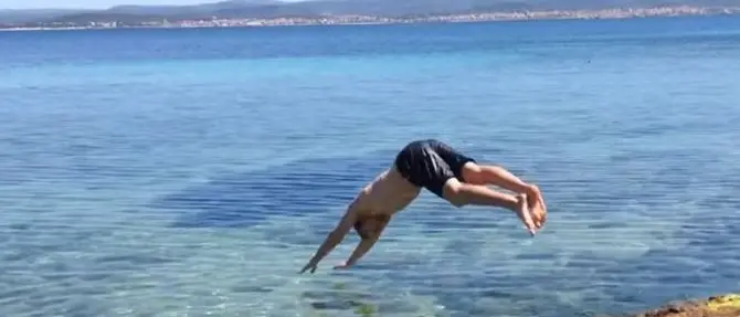 Chi abita vicino al mare può andare in spiaggia e fare il bagno ma da solo