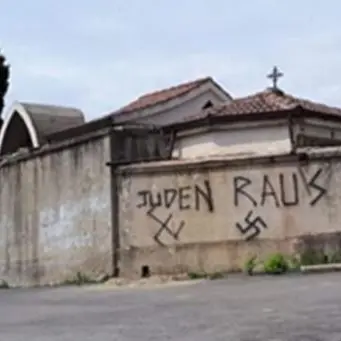 Soveria, sfregio alla memoria: il 25 aprile svastiche sul muro del cimitero