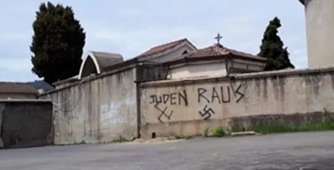 Soveria, sfregio alla memoria: il 25 aprile svastiche sul muro del cimitero