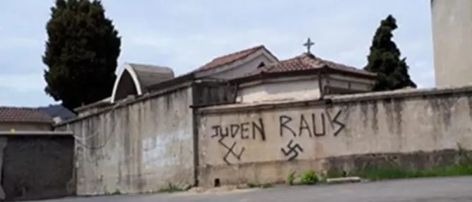Soveria, sfregio alla memoria: il 25 aprile svastiche sul muro del cimitero