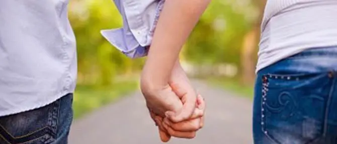 La fase 2 dimentica i fidanzati: consentito fare visita solo ai parenti “legali”