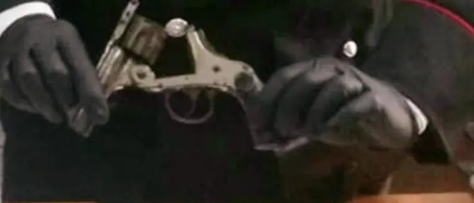 Lamezia, trovati in un garage revolver ed involucri di esplosivi