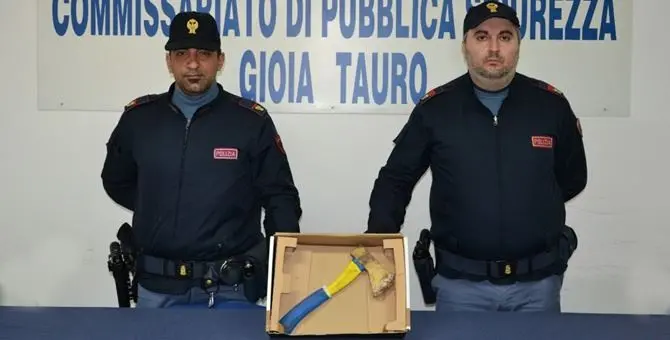 Gioia Tauro, tenta di uccidere il vicino di casa con l'accetta: arrestato