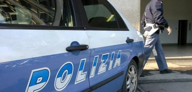 Crotone, getta la pistola in una siepe ma i poliziotti lo notano: arrestato