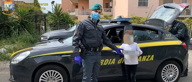 La Finanza insieme alla scuola, consegnati tablet per la didattica a distanza