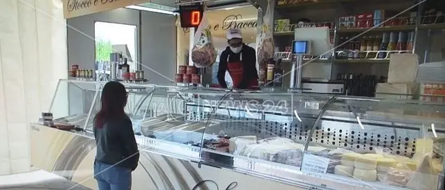 Mercati chiusi in Calabria, gli ambulanti strigliano i sindaci: «Siamo fermi da due mesi»