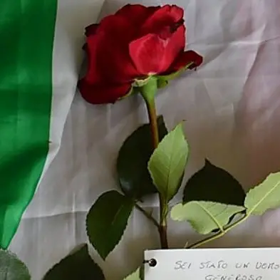 Una rosa per il poliziotto ucciso a Napoli, il dono di una cittadina vibonese