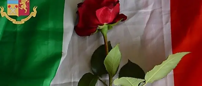 Una rosa per il poliziotto ucciso a Napoli, il dono di una cittadina vibonese