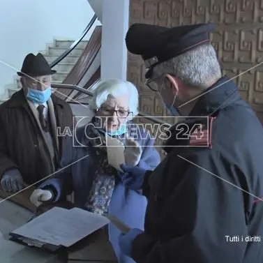 I carabinieri consegnano le pensioni agli anziani in difficoltà: il video