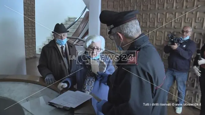 I carabinieri consegnano le pensioni agli anziani in difficoltà: il video