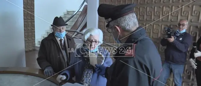 I carabinieri consegnano le pensioni agli anziani in difficoltà: il video