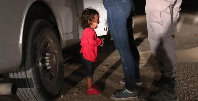 La foto di una bimba che piange ai piedi della madre vince un premio internazionale