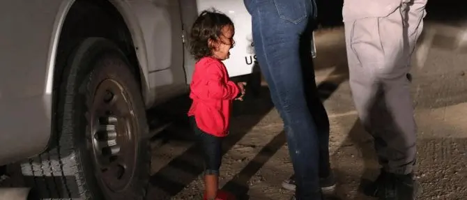 La foto di una bimba che piange ai piedi della madre vince un premio internazionale