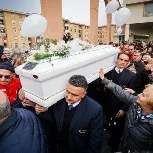 Bimbo ucciso dal patrigno, i giudici: «Madre non impedì violenze»