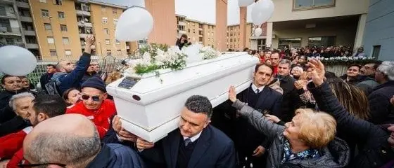 Bimbo ucciso dal patrigno, i giudici: «Madre non impedì violenze»