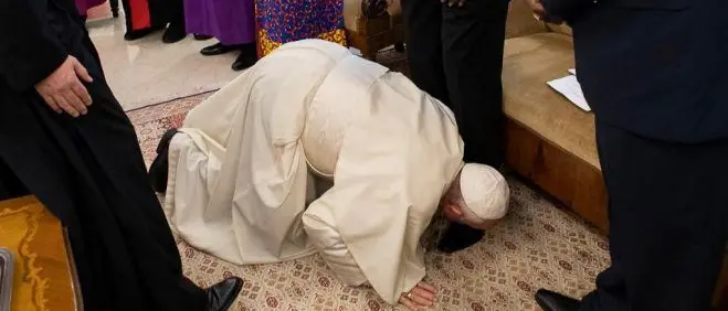 Il Papa bacia i piedi ai leader del Sud Sudan, polemica sui social