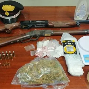 Cosenza, armi e droga nascoste in una palazzina del centro